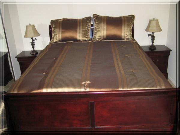 queen bedset with striped designer bedspread